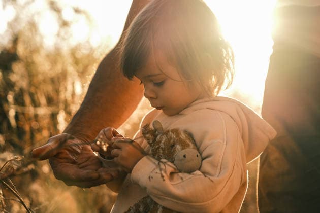 father holding hand out to son at sunset outside San Miguel de Allende, Guanajuato, Mexico CR_WDJM260111-1940843-01 ,model released, Symbolfoto