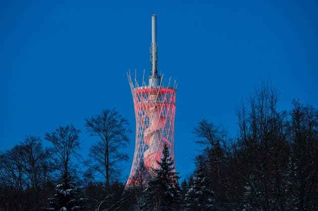 Creative Highlights World 11.01.2026 Abendlicher Blick über den verschneiten Ortsteil Rothesütte der Stadt Ellrich im Landkreis Nordhausen in Thüringen in Richtung Hexenbesen, einem touristischen Hotspot im Harz. Diese touristische Attraktion gehört zum Harzer Hexenreich , die den Ort stärker in den Fokus rückt. In den Gassen und Straßen sowie auf einem parkplatz trümen sich hohe Schneeberge. Rothesütte Stolberg Thüringen Deutschland *** 11 01 2026 Evening view over the snow-covered district of Rothesütte in the town of Ellrich in the district of Nordhausen in Thuringia towards Hexenbesen, a tourist hotspot in the Harz Mountains This tourist attraction is part of the Harz Witches Kingdom , which puts the town in the spotlight In the alleys and streets