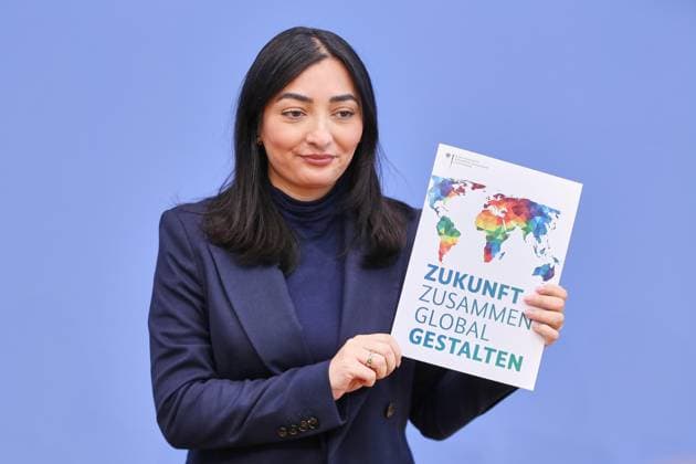 Berlin, Deutschland, 12.01.2026: Bundespressekonferenz: Reformplan Zukunft zusammen global gestalten zur Neuausrichtung der deutschen Entwicklungszusammenarbeit: Bundesministerin für wirtschaftliche Zusammenarbeit und Entwicklung Reem Alabali Radovan (SPD) *** Berlin, Germany, 12 01 2026 Federal Press Conference Reform plan Shaping the future together globally on the reorientation of German development cooperation Federal Minister for Economic Cooperation and Development Reem Alabali Radovan SPD Copyright: xdtsxNachrichtenagenturx dts_101462