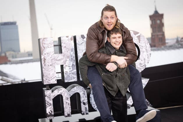 Photocall A KNIGHT OF THE SEVEN KINGDOMS Peter Claffey ( Dunk ) Shaun Thomas ( Raymun Fossoway ) Photocall A KNIGHT OF THE SEVEN KINGDOMS auf dem Dach des Humboldt Forums in Berlin Datum: 12.01.2026 Copyright: xEventpressxFuhrx