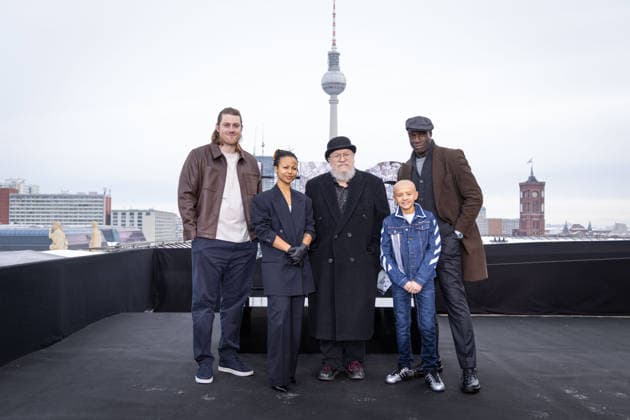 Photocall A KNIGHT OF THE SEVEN KINGDOMS Peter Claffey ( Dunk ) Myha™la (˜Harper Stern™) George R.R. Martin (Writer Executive Producer) Dexter Sol Ansell ( Egg ) Steve Toussaint ( Lord Corlys Velaryon ) Photocall A KNIGHT OF THE SEVEN KINGDOMS auf dem Dach des Humboldt Forums in Berlin Datum: 12.01.2026 *** Photocall A KNIGHT OF THE SEVEN KINGDOMS Peter Claffey Dunk Myha™la ˜Harper Stern™ George R R Martin Writer Executive Producer Dexter Sol Ansell Egg Steve Toussaint Lord Corlys Velaryon Photocall A KNIGHT OF THE SEVEN KINGDOMS on the roof of the Humboldt Forum in Berlin Date 12 01 2026 Copyright: xEventpressxFuhrx