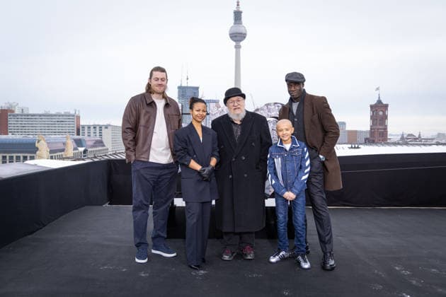 Photocall A KNIGHT OF THE SEVEN KINGDOMS Peter Claffey ( Dunk ) Myha™la (˜Harper Stern™) George R.R. Martin (Writer Executive Producer) Dexter Sol Ansell ( Egg ) Steve Toussaint ( Lord Corlys Velaryon ) Photocall A KNIGHT OF THE SEVEN KINGDOMS auf dem Dach des Humboldt Forums in Berlin Datum: 12.01.2026 Copyright: xEventpressxFuhrx