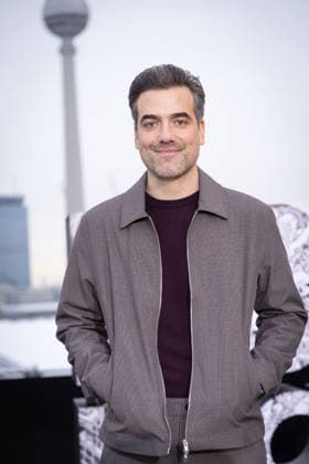 Photocall A KNIGHT OF THE SEVEN KINGDOMS Daniel Ings ( Ser Lyonel Baratheon ) Photocall A KNIGHT OF THE SEVEN KINGDOMS auf dem Dach des Humboldt Forums in Berlin Datum: 12.01.2026 Copyright: xEventpressxFuhrx