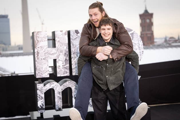 Photocall A KNIGHT OF THE SEVEN KINGDOMS Peter Claffey ( Dunk ) Shaun Thomas ( Raymun Fossoway ) Photocall A KNIGHT OF THE SEVEN KINGDOMS auf dem Dach des Humboldt Forums in Berlin Datum: 12.01.2026 Copyright: xEventpressxFuhrx