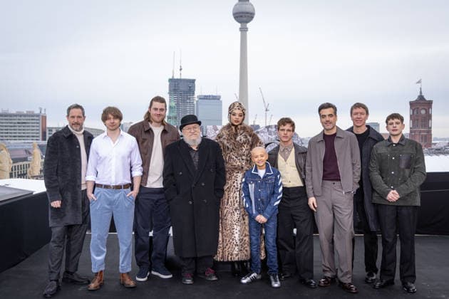 Photocall A KNIGHT OF THE SEVEN KINGDOMS George R.R. Martin (Writer Executive Producer) ra Parker (Co-Creator Showrunner Executive Producer) Peter Claffey ( Dunk ) Dexter Sol Ansell ( Egg ) Sam Spruell ( Maekar Targaryen ) Finn Bennett ( Aerion Targaryen ) Bertie Carvel ( Baelor Targaryen ) Tanzyn Crawford ( Tanselle ) Daniel Ings ( Ser Lyonel Baratheon ) Shaun Thomas ( Raymun Fossoway ) Photocall A KNIGHT OF THE SEVEN KINGDOMS auf dem Dach des Humboldt Forums in Berlin Datum: 12.01.2026 Copyright: xEventpressxFuhrx