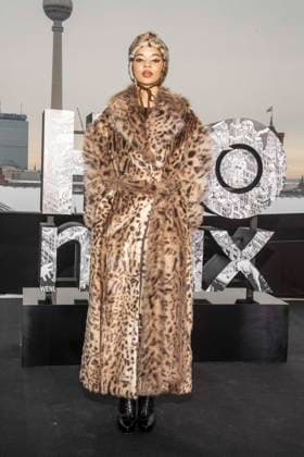 abb: Tanzyn Crawford traegt Pelz Mantel und Kappe beim Fotocalls zum Start von HBO Max A Knight of the Seven Kingdoms der US amerikanischen Fantasyserie mein munus Graden auf der winterlichen Dachterrasse des Humboldt- Forum Berlin am 12.01.2026 Berlin Deutschland