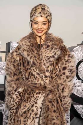 abb: Tanzyn Crawford traegt Pelz Mantel und Kappe beim Fotocalls zum Start von HBO Max A Knight of the Seven Kingdoms der US amerikanischen Fantasyserie mein munus Graden auf der winterlichen Dachterrasse des Humboldt- Forum Berlin am 12.01.2026 Berlin Deutschland