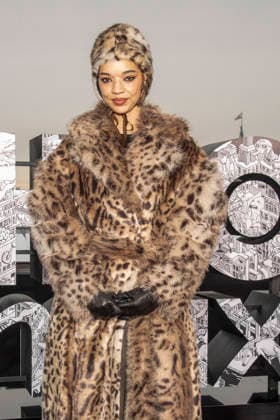 abb: Tanzyn Crawford traegt Pelz Mantel und Kappe beim Fotocalls zum Start von HBO Max A Knight of the Seven Kingdoms der US amerikanischen Fantasyserie mein munus Graden auf der winterlichen Dachterrasse des Humboldt- Forum Berlin am 12.01.2026 Berlin Deutschland
