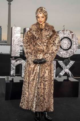 abb: Tanzyn Crawford traegt Pelz Mantel und Kappe beim Fotocalls zum Start von HBO Max A Knight of the Seven Kingdoms der US amerikanischen Fantasyserie mein munus Graden auf der winterlichen Dachterrasse des Humboldt- Forum Berlin am 12.01.2026 Berlin Deutschland