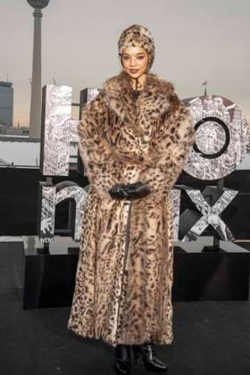 abb: Tanzyn Crawford traegt Pelz Mantel und Kappe beim Fotocalls zum Start von HBO Max A Knight of the Seven Kingdoms der US amerikanischen Fantasyserie mein munus Graden auf der winterlichen Dachterrasse des Humboldt- Forum Berlin am 12.01.2026 Berlin Deutschland