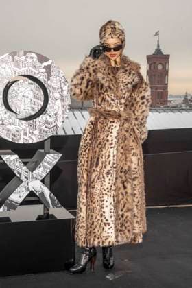 abb: Tanzyn Crawford traegt Pelz Mantel und Kappe beim Fotocalls zum Start von HBO Max A Knight of the Seven Kingdoms der US amerikanischen Fantasyserie mein munus Graden auf der winterlichen Dachterrasse des Humboldt- Forum Berlin am 12.01.2026 Berlin Deutschland