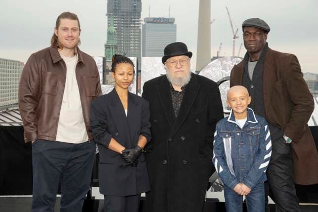 abb: FPeter Claffey, Myha la Herrold George R. R. Martin und Steve Toussaint beim Fotocalls zum Start von HBO Max A Knight of the Seven Kingdoms der US amerikanischen Fantasyserie mein munus Graden auf der winterlichen Dachterrasse des Humboldt- Forum Berlin am 12.01.2026 Berlin Deutschland