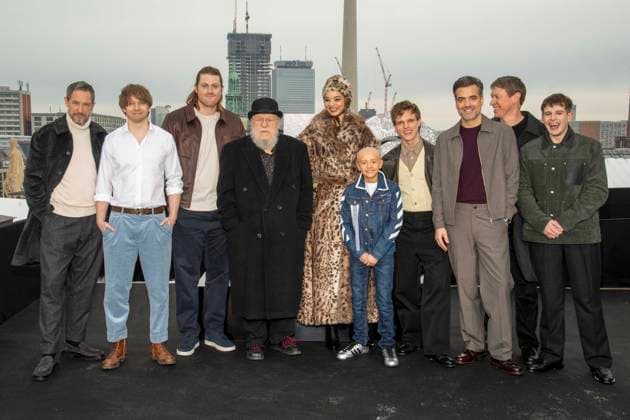 abb: Bertie Carvel, Ira Parker, Peter Claffey, George R. R. Martin,Tanzyn Crawford Dexter Sol Ansell, Finn Bennett, Daniel Ings, Sam Spruell und Shaun Thomas beim Fotocalls zum Start von HBO Max A Knight of the Seven Kingdoms der US amerikanischen Fantasyserie mein munus Graden auf der winterlichen Dachterrasse des Humboldt- Forum Berlin am 12.01.2026 Berlin Deutschland
