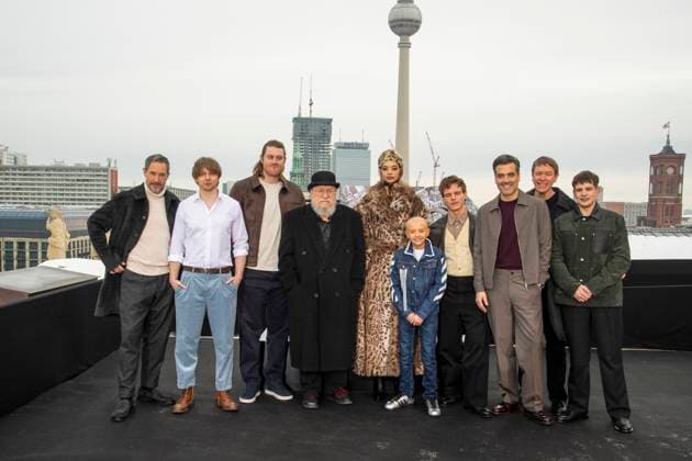abb: Bertie Carvel, Ira Parker, Peter Claffey, George R. R. Martin,Tanzyn Crawford Dexter Sol Ansell, Finn Bennett, Daniel Ings, Sam Spruell und Shaun Thomas beim Fotocalls zum Start von HBO Max A Knight of the Seven Kingdoms der US amerikanischen Fantasyserie mein munus Graden auf der winterlichen Dachterrasse des Humboldt- Forum Berlin am 12.01.2026 Berlin Deutschland