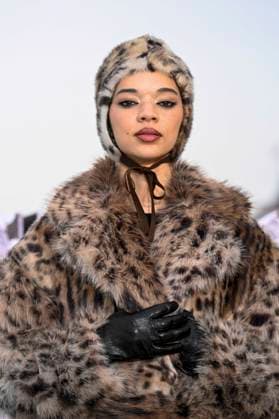 abb: Tanzyn Crawford traegt Pelz Mantel und Kappe beim Fotocalls zum Start von HBO Max A Knight of the Seven Kingdoms der US amerikanischen Fantasyserie mein munus Graden auf der winterlichen Dachterrasse des Humboldt- Forum Berlin am 12.01.2026 Berlin Deutschland