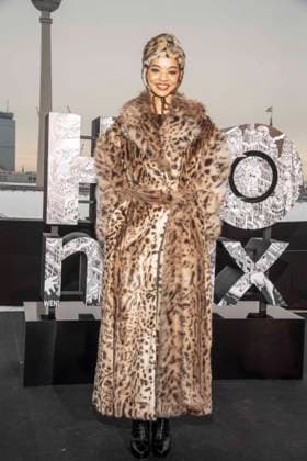 abb: Tanzyn Crawford traegt Pelz Mantel und Kappe beim Fotocalls zum Start von HBO Max A Knight of the Seven Kingdoms der US amerikanischen Fantasyserie mein munus Graden auf der winterlichen Dachterrasse des Humboldt- Forum Berlin am 12.01.2026 Berlin Deutschland