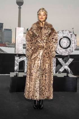 abb: Tanzyn Crawford traegt Pelz Mantel und Kappe beim Fotocalls zum Start von HBO Max A Knight of the Seven Kingdoms der US amerikanischen Fantasyserie mein munus Graden auf der winterlichen Dachterrasse des Humboldt- Forum Berlin am 12.01.2026 Berlin Deutschland