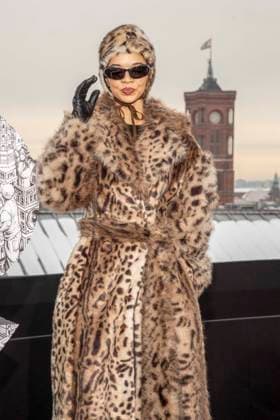abb: Tanzyn Crawford traegt Pelz Mantel und Kappe beim Fotocalls zum Start von HBO Max A Knight of the Seven Kingdoms der US amerikanischen Fantasyserie mein munus Graden auf der winterlichen Dachterrasse des Humboldt- Forum Berlin am 12.01.2026 Berlin Deutschland