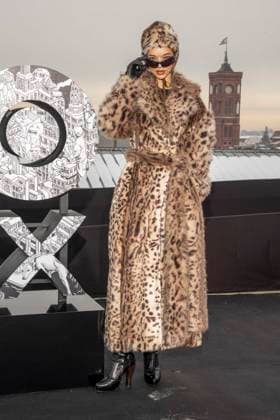 abb: Tanzyn Crawford traegt Pelz Mantel und Kappe beim Fotocalls zum Start von HBO Max A Knight of the Seven Kingdoms der US amerikanischen Fantasyserie mein munus Graden auf der winterlichen Dachterrasse des Humboldt- Forum Berlin am 12.01.2026 Berlin Deutschland