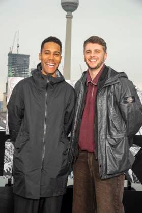 abb: Mickey Down und Konrad Kay beim Fotocalls zum Start von HBO Max A Knight of the Seven Kingdoms der US amerikanischen Fantasyserie mein munus Graden auf der winterlichen Dachterrasse des Humboldt- Forum Berlin am 12.01.2026 Berlin Deutschland