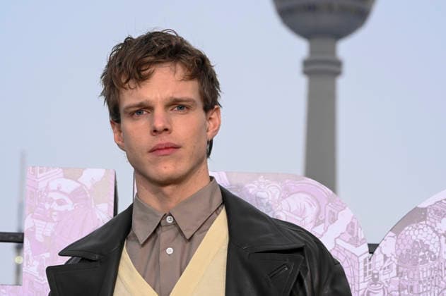 abb: Finn Bennett beim Fotocalls zum Start von HBO Max A Knight of the Seven Kingdoms der US amerikanischen Fantasyserie mein munus Graden auf der winterlichen Dachterrasse des Humboldt- Forum Berlin am 12.01.2026 Berlin Deutschland