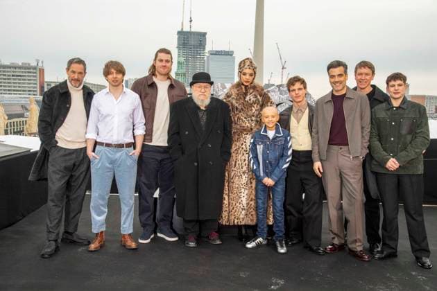 abb: Bertie Carvel, Ira Parker, Peter Claffey, George R. R. Martin,Tanzyn Crawford Dexter Sol Ansell, Finn Bennett, Daniel Ings, Sam Spruell und Shaun Thomas beim Fotocalls zum Start von HBO Max A Knight of the Seven Kingdoms der US amerikanischen Fantasyserie mein munus Graden auf der winterlichen Dachterrasse des Humboldt- Forum Berlin am 12.01.2026 Berlin Deutschland