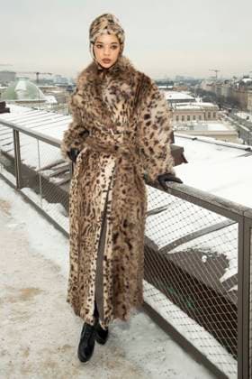 abb: Tanzyn Crawford traegt Pelz Mantel und Kappe beim Fotocalls zum Start von HBO Max A Knight of the Seven Kingdoms der US amerikanischen Fantasyserie mein munus Graden auf der winterlichen Dachterrasse des Humboldt- Forum Berlin am 12.01.2026 Berlin Deutschland