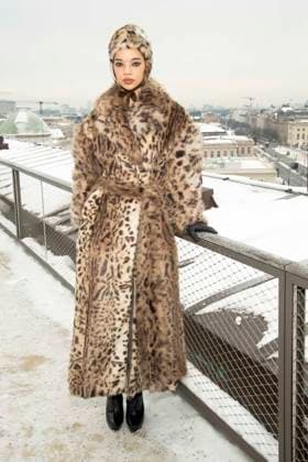 abb: Tanzyn Crawford traegt Pelz Mantel und Kappe beim Fotocalls zum Start von HBO Max A Knight of the Seven Kingdoms der US amerikanischen Fantasyserie mein munus Graden auf der winterlichen Dachterrasse des Humboldt- Forum Berlin am 12.01.2026 Berlin Deutschland