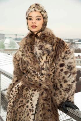 abb: Tanzyn Crawford traegt Pelz Mantel und Kappe beim Fotocalls zum Start von HBO Max A Knight of the Seven Kingdoms der US amerikanischen Fantasyserie mein munus Graden auf der winterlichen Dachterrasse des Humboldt- Forum Berlin am 12.01.2026 Berlin Deutschland