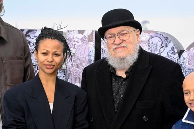abb: Myha la Herrold und George R. R. Martin beim Fotocalls zum Start von HBO Max A Knight of the Seven Kingdoms der US amerikanischen Fantasyserie mein munus Graden auf der winterlichen Dachterrasse des Humboldt- Forum Berlin am 12.01.2026 Berlin Deutschland