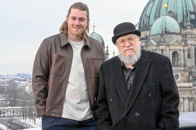 abb: Peter Claffey und George R. R. Martin beim Fotocalls zum Start von HBO Max A Knight of the Seven Kingdoms der US amerikanischen Fantasyserie mein munus Graden auf der winterlichen Dachterrasse des Humboldt- Forum Berlin am 12.01.2026 Berlin Deutschland