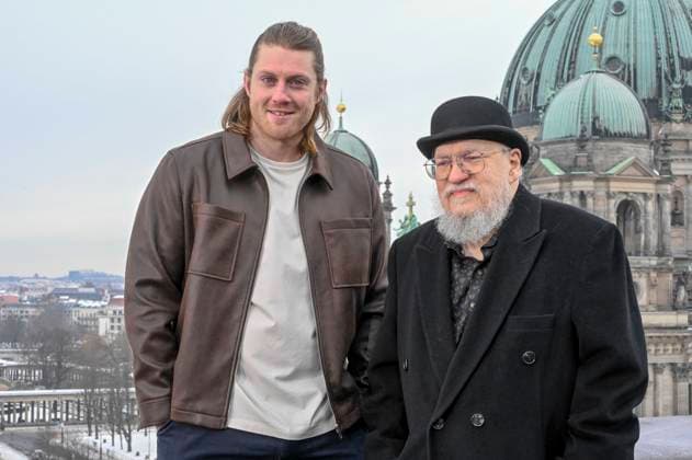 abb: Peter Claffey und George R. R. Martin beim Fotocalls zum Start von HBO Max A Knight of the Seven Kingdoms der US amerikanischen Fantasyserie mein munus Graden auf der winterlichen Dachterrasse des Humboldt- Forum Berlin am 12.01.2026 Berlin Deutschland