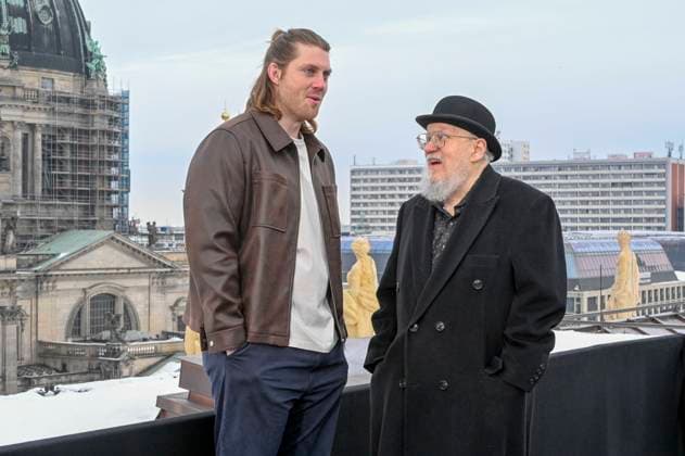 abb: Peter Claffey und George R. R. Martin beim Fotocalls zum Start von HBO Max A Knight of the Seven Kingdoms der US amerikanischen Fantasyserie mein munus Graden auf der winterlichen Dachterrasse des Humboldt- Forum Berlin am 12.01.2026 Berlin Deutschland