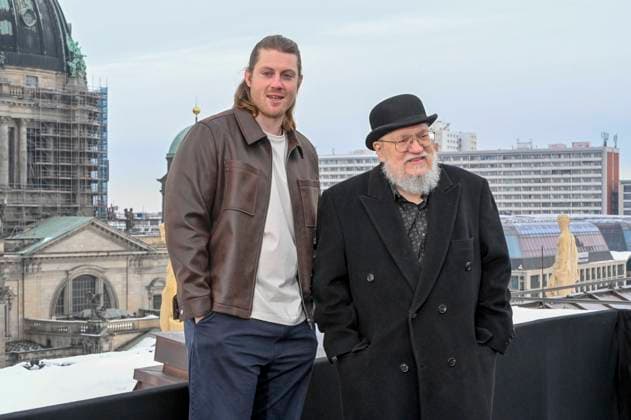 abb: Peter Claffey und George R. R. Martin beim Fotocalls zum Start von HBO Max A Knight of the Seven Kingdoms der US amerikanischen Fantasyserie mein munus Graden auf der winterlichen Dachterrasse des Humboldt- Forum Berlin am 12.01.2026 Berlin Deutschland