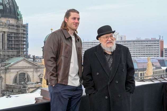 abb: Peter Claffey und George R. R. Martin beim Fotocalls zum Start von HBO Max A Knight of the Seven Kingdoms der US amerikanischen Fantasyserie mein munus Graden auf der winterlichen Dachterrasse des Humboldt- Forum Berlin am 12.01.2026 Berlin Deutschland