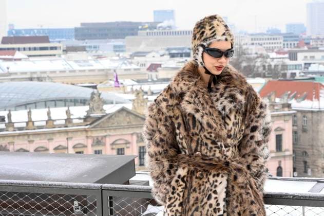 abb: Tanzyn Crawford traegt Pelz Mantel und Kappe beim Fotocalls zum Start von HBO Max A Knight of the Seven Kingdoms der US amerikanischen Fantasyserie mein munus Graden auf der winterlichen Dachterrasse des Humboldt- Forum Berlin am 12.01.2026 Berlin Deutschland