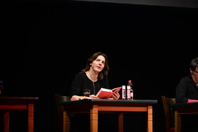 Peggy Mädler bei der szenischen Lesung ihres Buches Drei ostdeutsche Frauen betrinken sich und gründen den idealen Staat beim Neujahrsempfang Gleichstellung unverhandelbar der Friedrich-Ebert-Stiftung Sachsen im Gerhart Hauptmann-Theater Görlitz. Görlitz, 11.01.2026 Copyright: xMatthiasxWehnertx