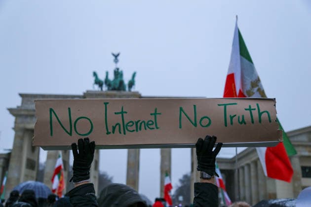 Berlin, Deutschland, Europa, 12.01.2026 Kundgebung der iranischen Diaspora am Pariser Platz vor Brandenburger Tor und US-Botschaft. Exil-Iraner protestieren gegen das islamische Regime im Iran und richten einen Appell an Donald Trump. Forderungen nach Demokratie, Menschenrechten, Regimewechsel, internationaler Unterstützung. Transparente, Fahnen, Slogans, Kerzen, Mahnwache. *** Berlin, Germany, Europe, 12 01 2026 Iranian diaspora rally at Pariser Platz in front of Brandenburg Gate and US Embassy Exiled Iranians protest against the Islamic regime in Iran and appeal to Donald Trump Demands for democracy, human rights, regime change, international support Banners, flags, slogans, candles, vigil Copyright: xAlonxDavidx