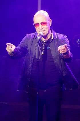 12.01.2026, Toni Krahl, Saenger, im Konzert im Friedrichstadt-Palast Berlin, der ehem. Saenger von CITY, mit neuer Band Toni Krahl und die Kinx vom Prenzlauer Berg, Berlin Deutschland, Germany