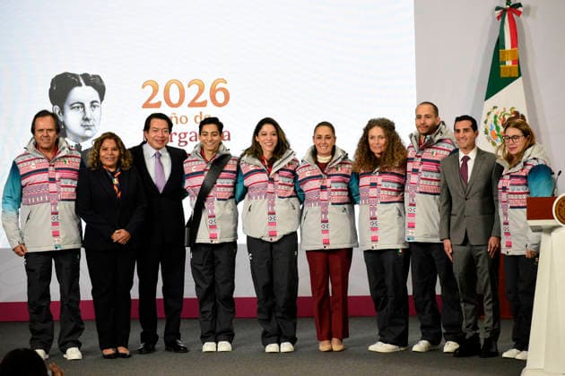 President of Mexico presents the flag to the athletes representing Mexico at the Winter Games Mexico™s President Claudia Sheinbaum Pardo, Romel Pacheco, Maria JosÃ Alcala accompanied by the athletes Donovan Carrillo, Sarah Schleper, Allan Corona and Regina Martinez, pose during the flag-raising ceremony for the Mexican team for the XXV edition of the Milan-Cortina 2026 Winter Olympic Games, during a news conference at the National Palace. on January 12, 2026 in Mexico City, Mexico. (Photo by Luis Barron Eyepix Group) Copyright: xLuisxBarronx xEyepixxGroupx LB_12012026_174683
