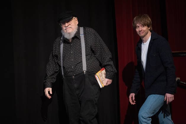 Fanevent A KNIGHT OF THE SEVEN KINGDOMS Moderatorin Marie-Christine Knop auf der Bühne mit George R.R. Martin (Writer Executive Producer) und Ira Parker (Co-Creator Showrunner Executive Producer) Fanevent Lesung und Q&A Script to Screen von A KNIGHT OF THE SEVEN KINGDOMS im Delphi Kino in Berlin Datum: 12.01.2026 Copyright: xEventpressxFuhrx