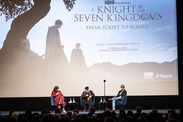 Fanevent A KNIGHT OF THE SEVEN KINGDOMS Moderatorin Marie-Christine Knop auf der Bühne mit George R.R. Martin (Writer Executive Producer) und Ira Parker (Co-Creator Showrunner Executive Producer) Fanevent Lesung und Q&A Script to Screen von A KNIGHT OF THE SEVEN KINGDOMS im Delphi Kino in Berlin Datum: 12.01.2026 Copyright: xEventpressxFuhrx