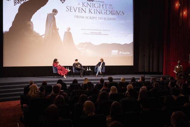 Fanevent A KNIGHT OF THE SEVEN KINGDOMS Moderatorin Marie-Christine Knop auf der Bühne mit George R.R. Martin (Writer Executive Producer) und Ira Parker (Co-Creator Showrunner Executive Producer) Fanevent Lesung und Q&A Script to Screen von A KNIGHT OF THE SEVEN KINGDOMS im Delphi Kino in Berlin Datum: 12.01.2026 Copyright: xEventpressxFuhrx
