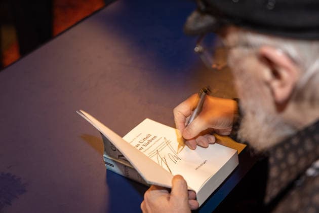 Fanevent A KNIGHT OF THE SEVEN KINGDOMS George R.R. Martin (Writer Executive Producer) gibt Autogramme an Fans Fanevent Lesung und Q&A Script to Screen von A KNIGHT OF THE SEVEN KINGDOMS im Delphi Kino in Berlin Datum: 12.01.2026 Copyright: xEventpressxFuhrx