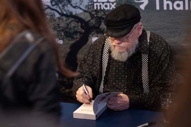 Fanevent A KNIGHT OF THE SEVEN KINGDOMS George R.R. Martin (Writer Executive Producer) gibt Autogramme an Fans Fanevent Lesung und Q&A Script to Screen von A KNIGHT OF THE SEVEN KINGDOMS im Delphi Kino in Berlin Datum: 12.01.2026 Copyright: xEventpressxFuhrx