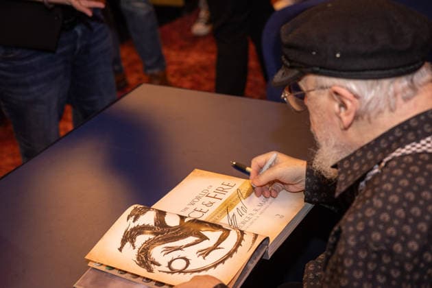 Fanevent A KNIGHT OF THE SEVEN KINGDOMS George R.R. Martin (Writer Executive Producer) gibt Autogramme an Fans Fanevent Lesung und Q&A Script to Screen von A KNIGHT OF THE SEVEN KINGDOMS im Delphi Kino in Berlin Datum: 12.01.2026 Copyright: xEventpressxFuhrx