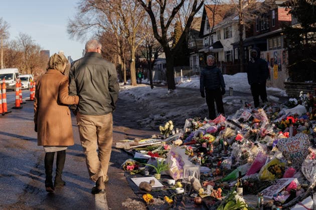 Governor Tim Walls visits Good memorial MINNEAPOLIS, UNITED STATES - JANUARY 12: Minnesota Governor Tim Walz and his wife Gwen Waltz visit the makeshift memorial for Renee Good, the 37 year old woman shot and killed by a federal immigration agent in Minneapolis, Minnesota, January 12, 2026. Madison Thorn Anadolu Minneapolis United States. Editorial use only. Please get in touch for any other usage.  Copyright: x2026xAnadoluxMadisonxThornx