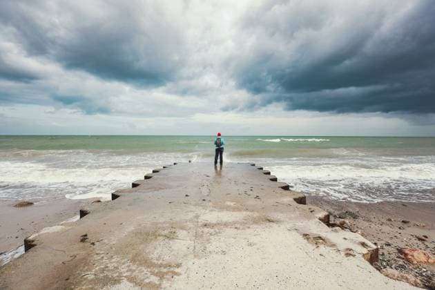 Reisender am Strand in Meeresnähe mit Blick weit weg auf den Horizont, Wilde Brandung mit Wellen. Ostsee, Küste und stürmisches Wetter. Touristin in Freizeitkleidung im Freien in der Natur Traveler on the beach near sea looking far away at horizon, Wild surf with waves. Baltic Sea, Coastline and Stormy Weather. tourist woman in casual clothes outdoors on the nature Copyright: imageBROKER Zoonar ibxiqx16142497.jpg ,model released, Symbolfoto ,property released