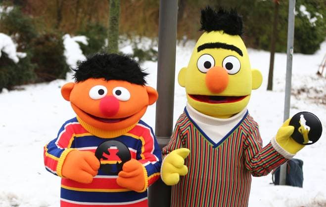 13.01.2026, xcex, GER, Hamburg, NDR, Sesamstrasse, TV, Fernsehen, Kinderserie, Ernie und Bert aus der Sesamstrasse bekommen ihre Ampelmaennchen, NDR Intendant Hendrik Lueneborg und Managing Director Sesame Workshop Europe Bernhard Gloeggler weihen die neuen Ampellichter mit den Figuren aus der Sesamstrasse ein *** 13 01 2026, xcex, GER, Hamburg, NDR, Sesame Street, TV, television, childrens series, Ernie and Bert from Sesame Street get their little traffic lights, NDR Director Hendrik Lueneborg and Managing Director Sesame Workshop Europe Bernhard Gloeggler inaugurate the new traffic lights with the characters from Sesame Street CE
