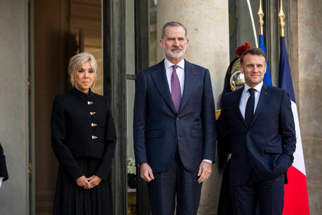President Macron Welcomes King Felipe - Paris France s President Emmanuel Macron and his wife Brigitte Macron welcome Spain s King Felipe VI (C) prior their working lunch at the Elysee Palace in Paris, on January 13, 2026. Photo by Eliot Blondet ABACAPRESS.COM Paris France France  Copyright: xBlondetxEliot ABACAx
